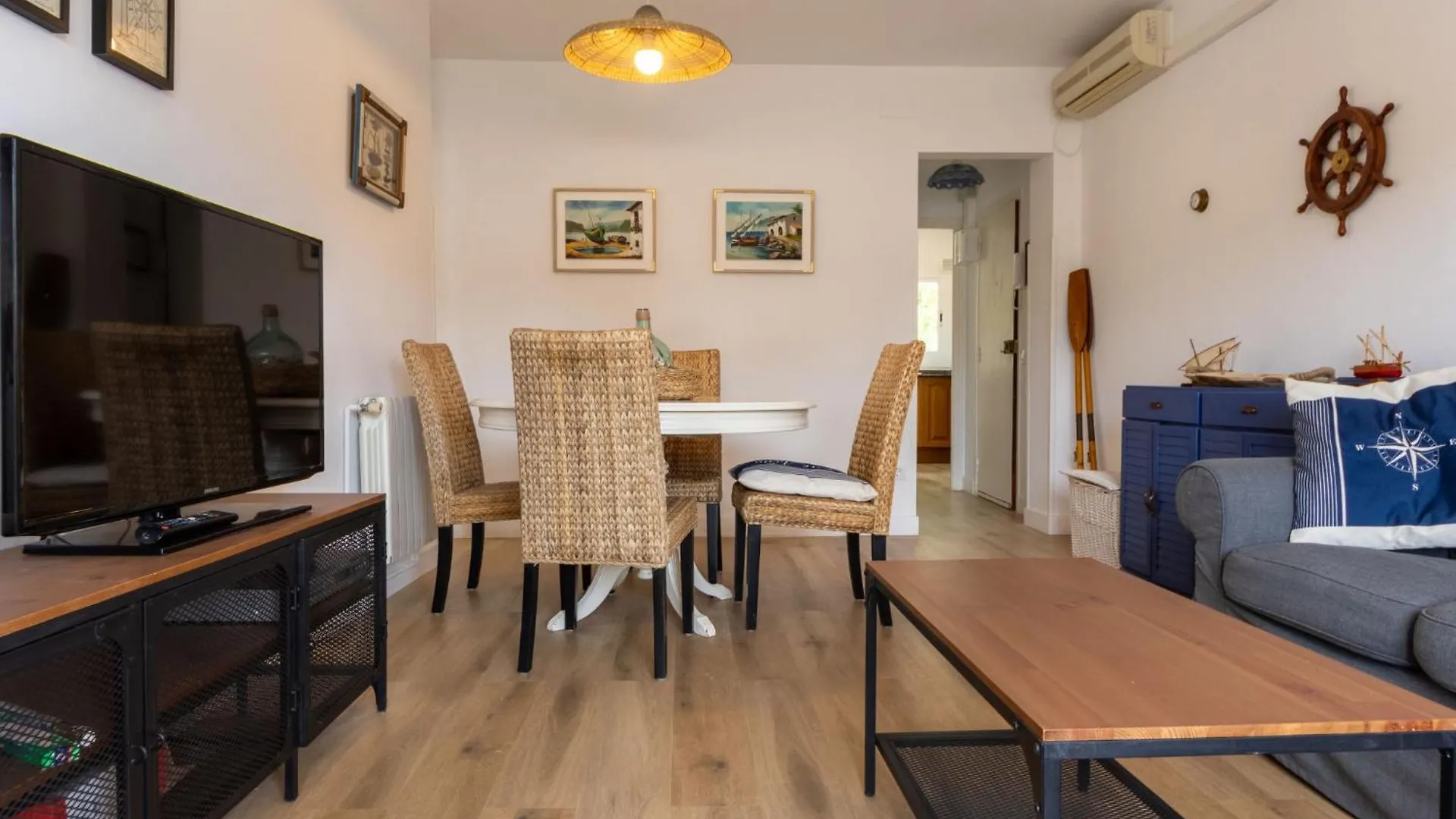 קוניט Apartment Mirror By Interhome