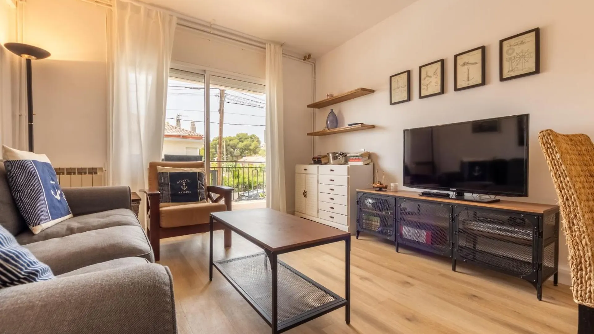 קוניט Apartment Mirror By Interhome